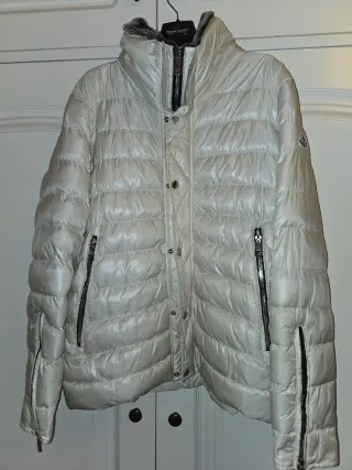 Plumífero Moncler Blanco perlado.