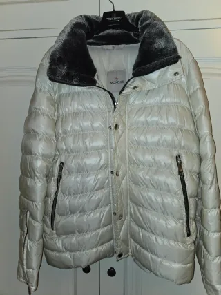 Plumífero Moncler Blanco perlado.
