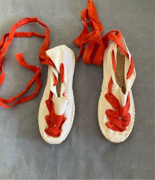 Zapatillas de Pastora Blancas y Rojas