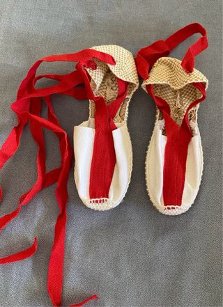Zapatillas de Pastora Blancas y Rojas