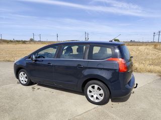 Peugeot 5008 2012