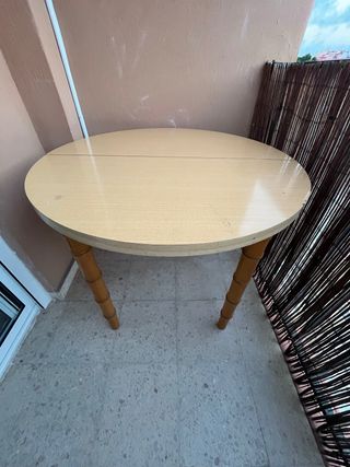 Mesa redonda de madera ideal para balcón o comedor