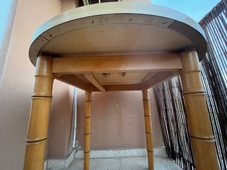 Mesa redonda de madera ideal para balcón o comedor