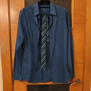 Camisa azul con corbata rayas
