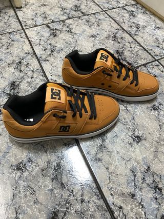 Zapatillas DC Marrones y Negras