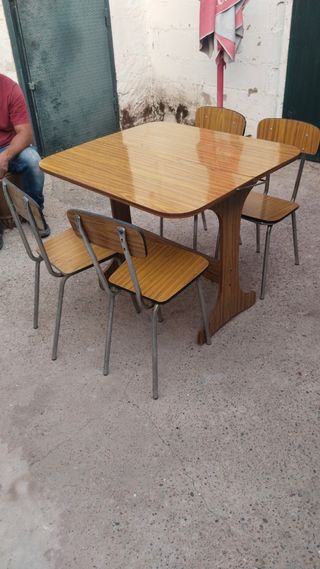 Tavolo da tavolo o da cucina e 4 sedie