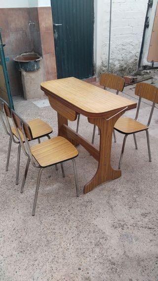 Tavolo da tavolo o da cucina e 4 sedie