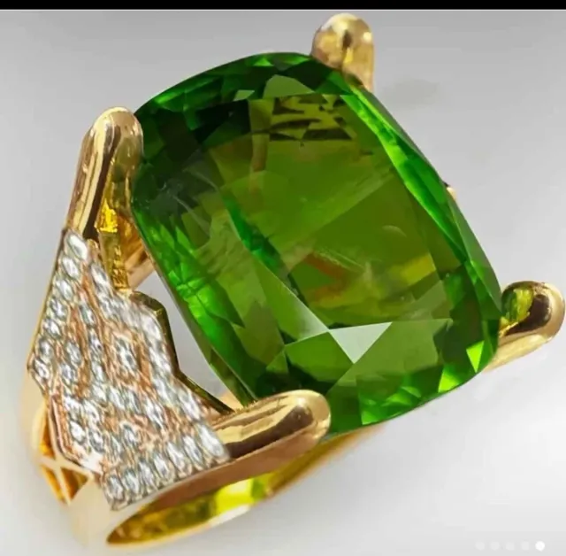 Anel Dourado com Pedra Verde Grande