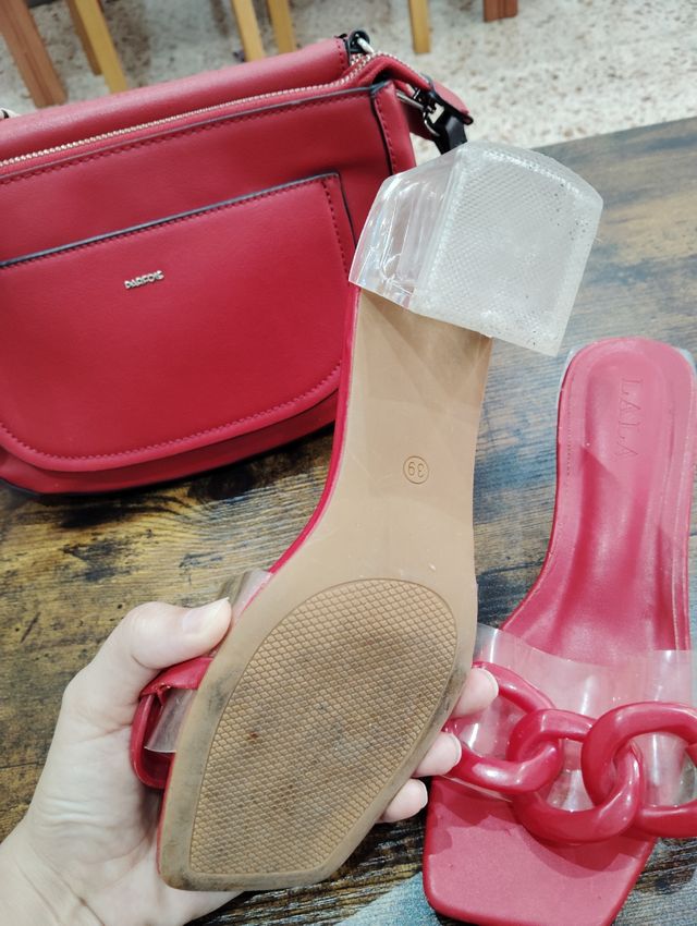 Sandalias rojas con bolso de la marca parfois