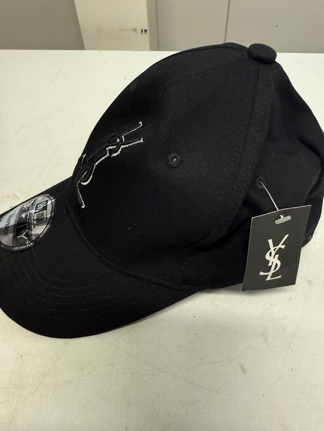 Cappello Yves Saint Laurent Nero