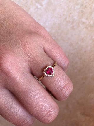Anillo Oro 18k con un rubí talla corazón 
