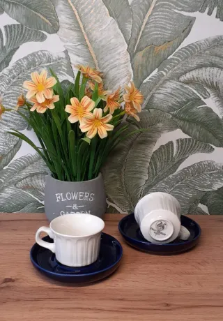 Juego de 2 tazas de cerámica con platillos.