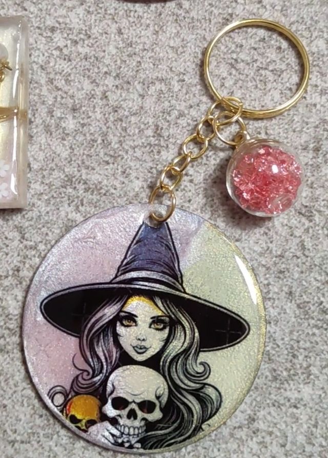 Llavero Bruja Resina UV.Nudo de bruja atrás