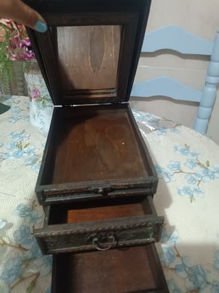 Antiguo joyero madera cobre repujado