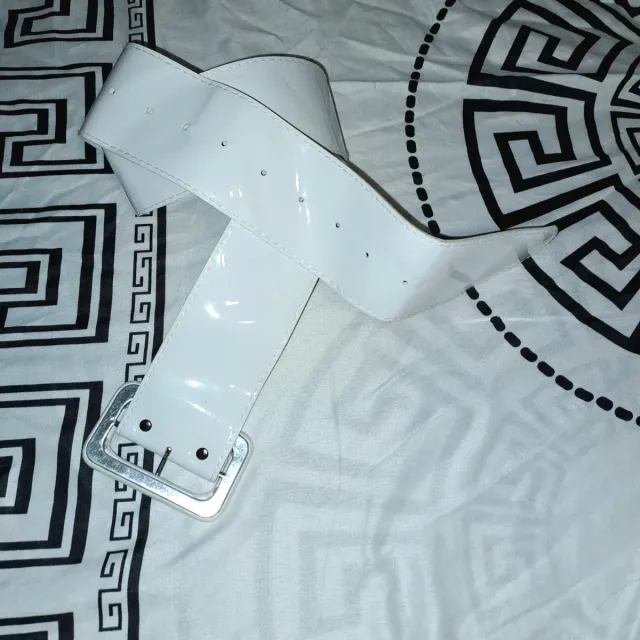 Cintura in pelle verniciata bianca con fibbia argentata