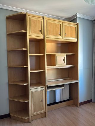 Mobili in legno con ripiani e scrivania