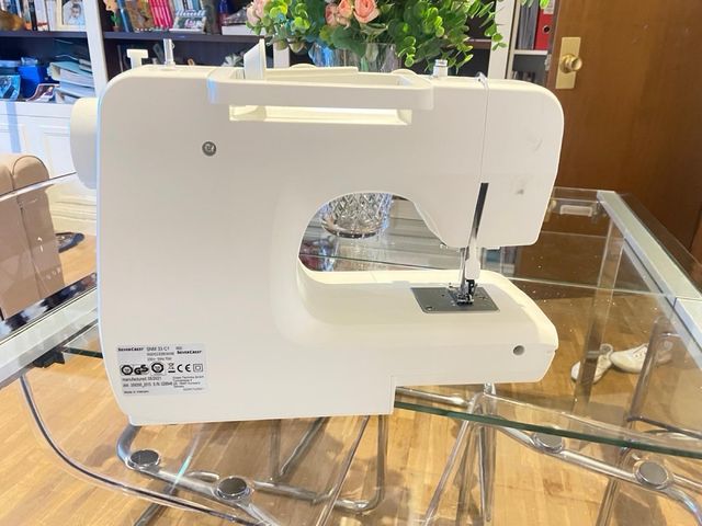 Máquina de coser blanca