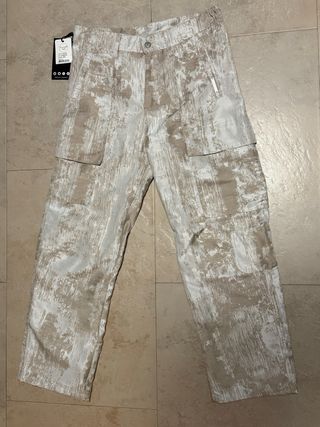 Pantalón cargo estampado hombre