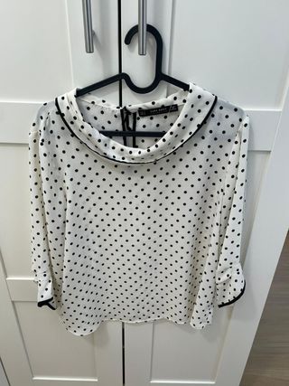 Blusa Zara lunares cuello drapeado Talla M