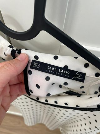 Blusa Zara lunares cuello drapeado Talla M