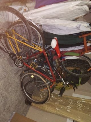 Bicicleta de montaña roja falta cambiar las ruedas