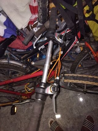 Bicicleta de montaña roja falta cambiar las ruedas