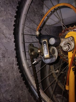 Bicicleta de montaña roja falta cambiar las ruedas