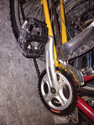 Bicicleta de montaña roja falta cambiar las ruedas