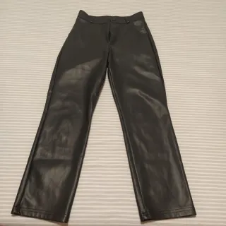 Pantalón negro efecto piel