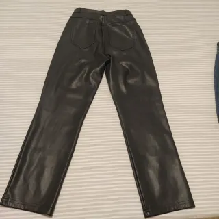 Pantalón negro efecto piel