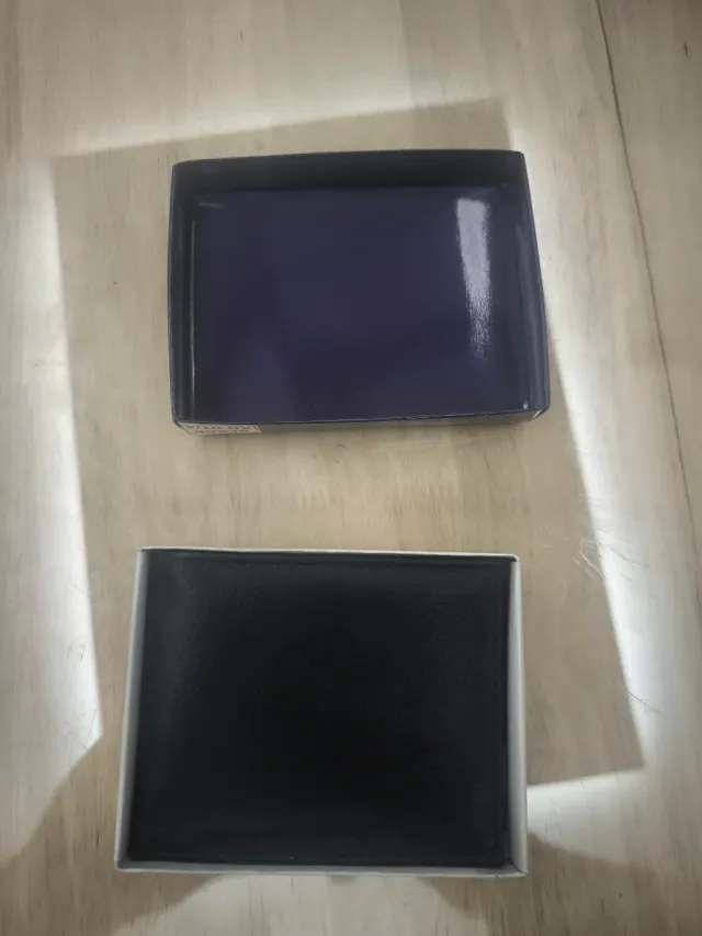 Cartera de piel negra