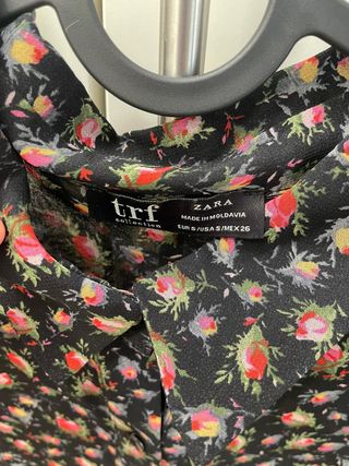 Blusa Zara Estampada Flores Negra