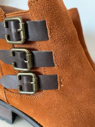 Botines de piel con hebillas