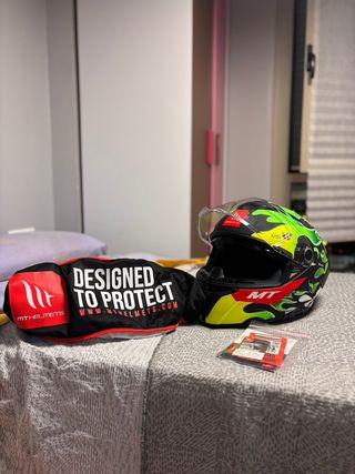 Casco MT Talla S Diseño Llamas