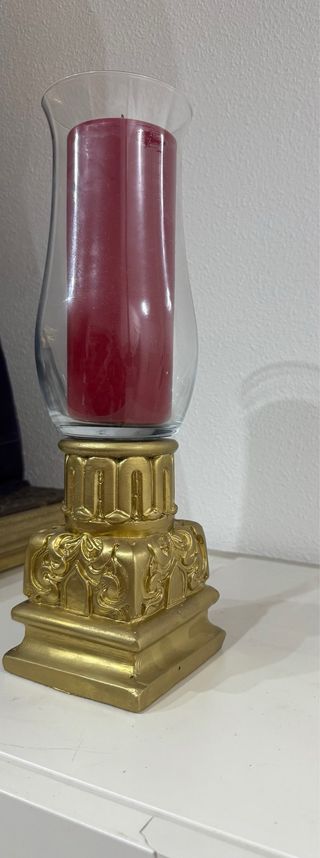 Farol de mesa dorado con vela roja
