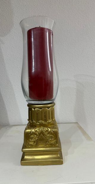 Farol de mesa dorado con vela roja