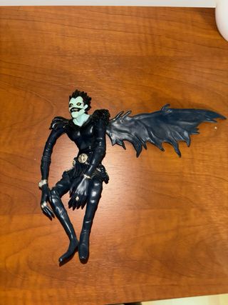 Figura de acción Ryuk Death Note sin un ala