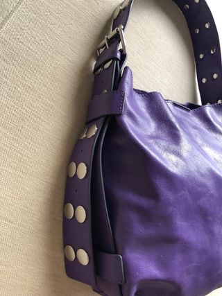 Bolso de piel morado con tachuelas