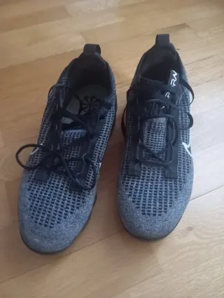 Nike Air Vapormax negras y grises.