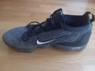 Nike Air Vapormax negras y grises.