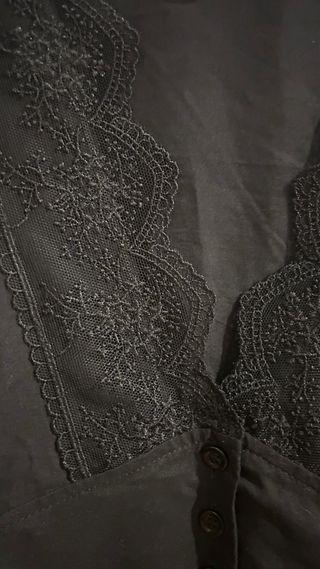 Blusa negra escote en V con encaje. 