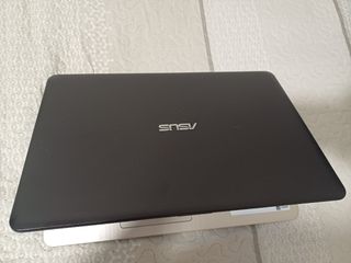 Portátil Asus Negro y Dorado