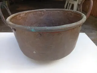 Caldero de cobre para pócimas con asas de hierro
