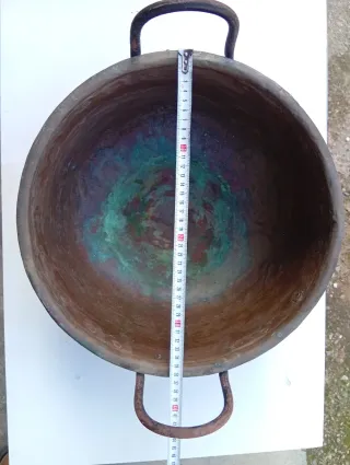 Caldero de cobre para pócimas con asas de hierro