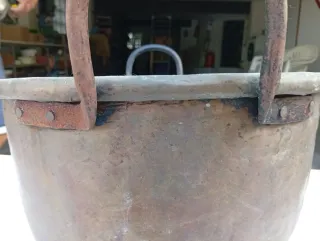 Caldero de cobre para pócimas con asas de hierro