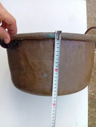 Caldero de cobre para pócimas con asas de hierro