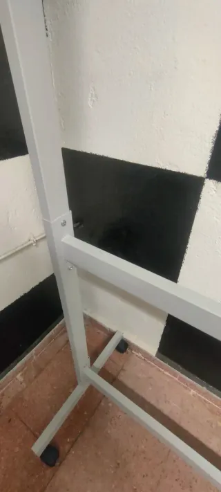 Caballete con ruedas para pizarra de gran tamaño