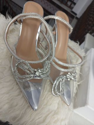 Zapatos de tacón plateados con pedrería