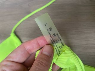 Bikini amarillo neón