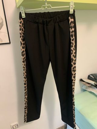Pantalón negro con estampado animal